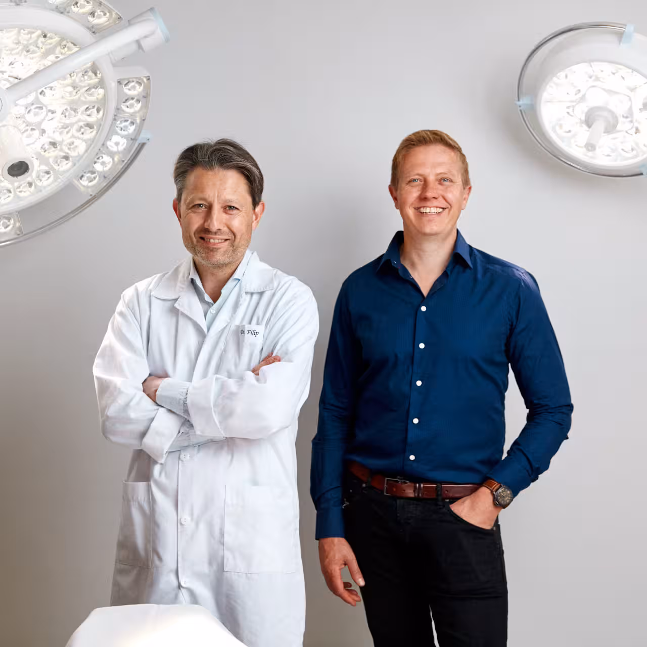 Dr. Charles Filip og Dr. Ingemar Havemann i operasjonsstuen