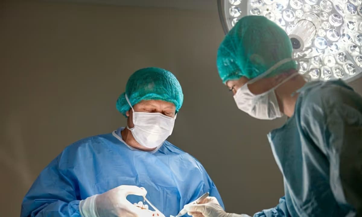 Kirurger i operasjonsstuen hos Clinic Vest
